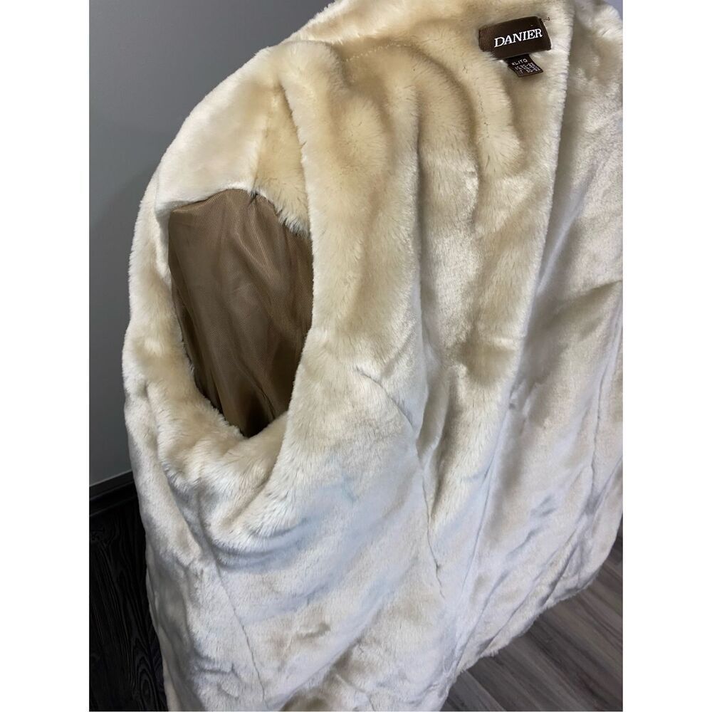 Danier tan leather barn/chore coat with faux shearling interior. - Picture 16 of 16